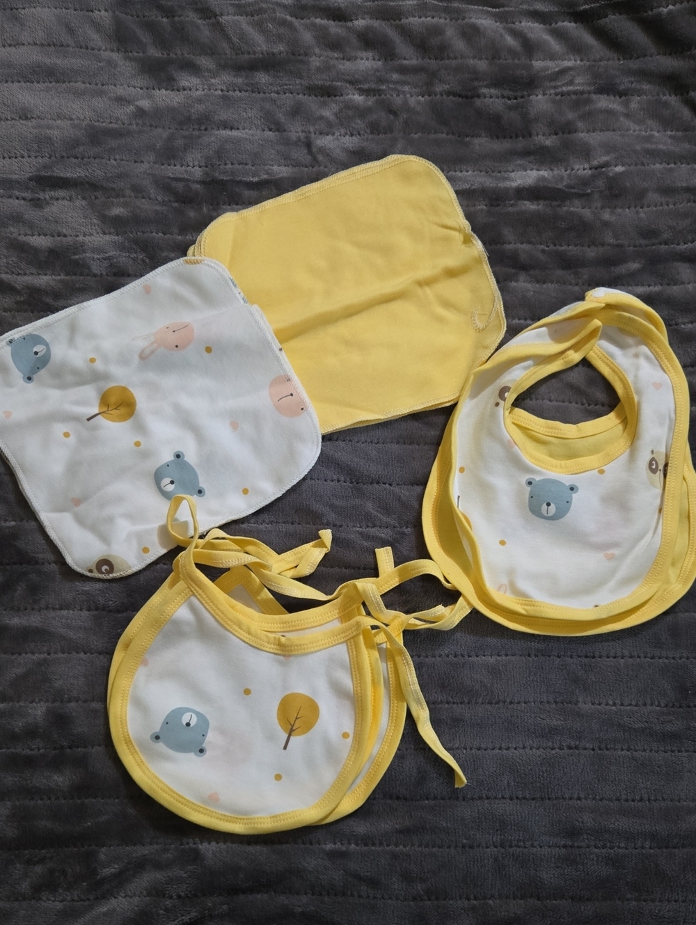 Baby Yellow Bear Print Bibs and Wash Cloth Set Of 6 Each -NWOT